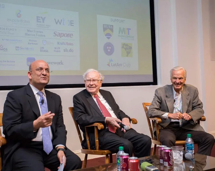 Warren Buffett ao centro e Jorge Paulo Lemann à direita, no painel do MIT-Harvard Brazil Conference, em Harvard, em 2017